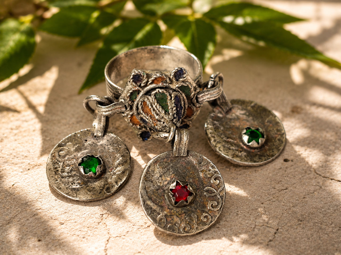 Ancienne bague berbère marocaine – émail coloré & pièces anciennes – bijou tribal boho – région Souss Tafraout