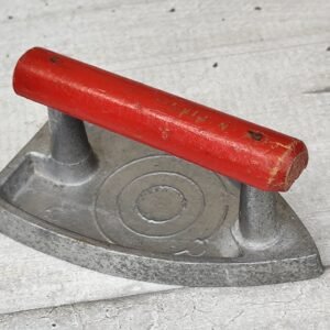 Fer à repasser jouet ancien – Années 50–60 – Jouet en métal pour enfant – Déco vintage MondeZen