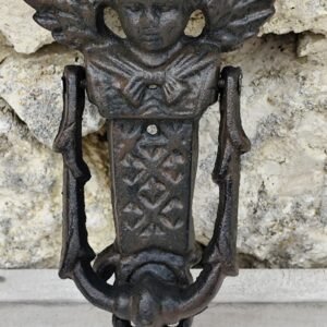 Heurtoir ancien en métal – Décor ailé – Marteau de porte vintage – Artisanat traditionnel
