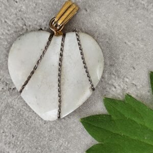 Pendentif cœur en nacre vintage – Pierre naturelle irisée – Bijou poétique & minimaliste – MondeZen