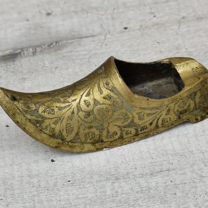 Petit soulier oriental en laiton gravé – miniature décorative artisanale – motif floral – objet ancien poétique