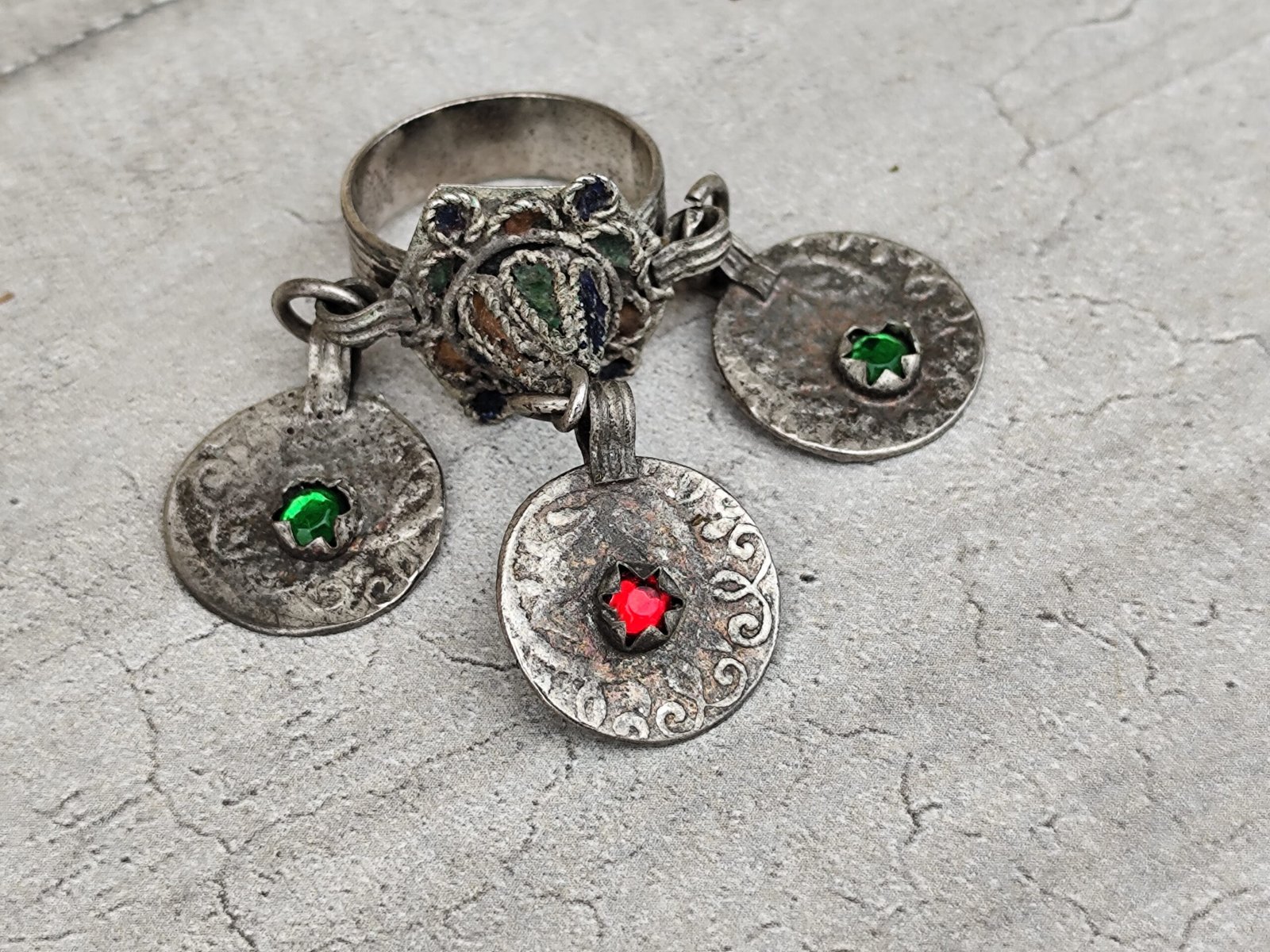 Ancienne bague berbère marocaine – émail coloré & pièces anciennes – bijou tribal boho – région Souss Tafraout – Image 4