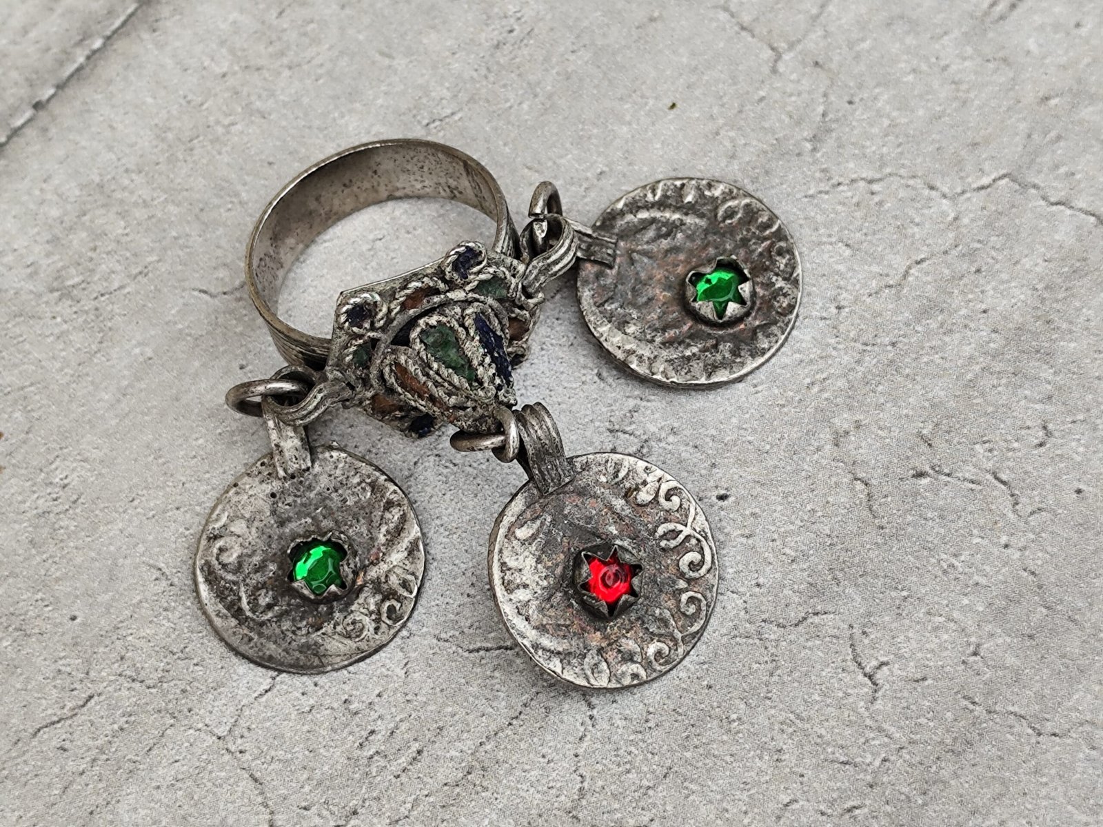 Ancienne bague berbère marocaine – émail coloré & pièces anciennes – bijou tribal boho – région Souss Tafraout – Image 6
