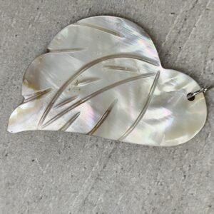 Pendentif Feuille en Nacre Naturelle Sculptée – Reflets Irisés – Vintage Chic