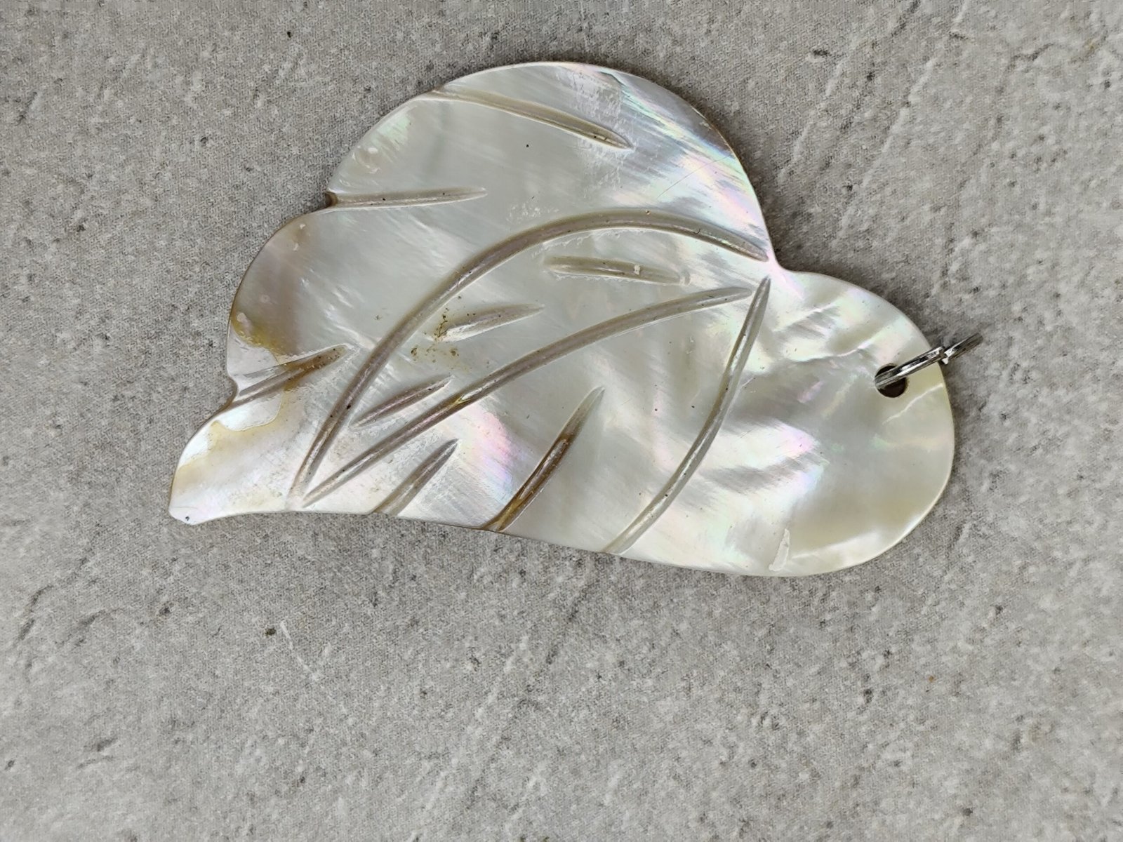 Pendentif Feuille en Nacre Naturelle Sculptée – Reflets Irisés – Vintage Chic
