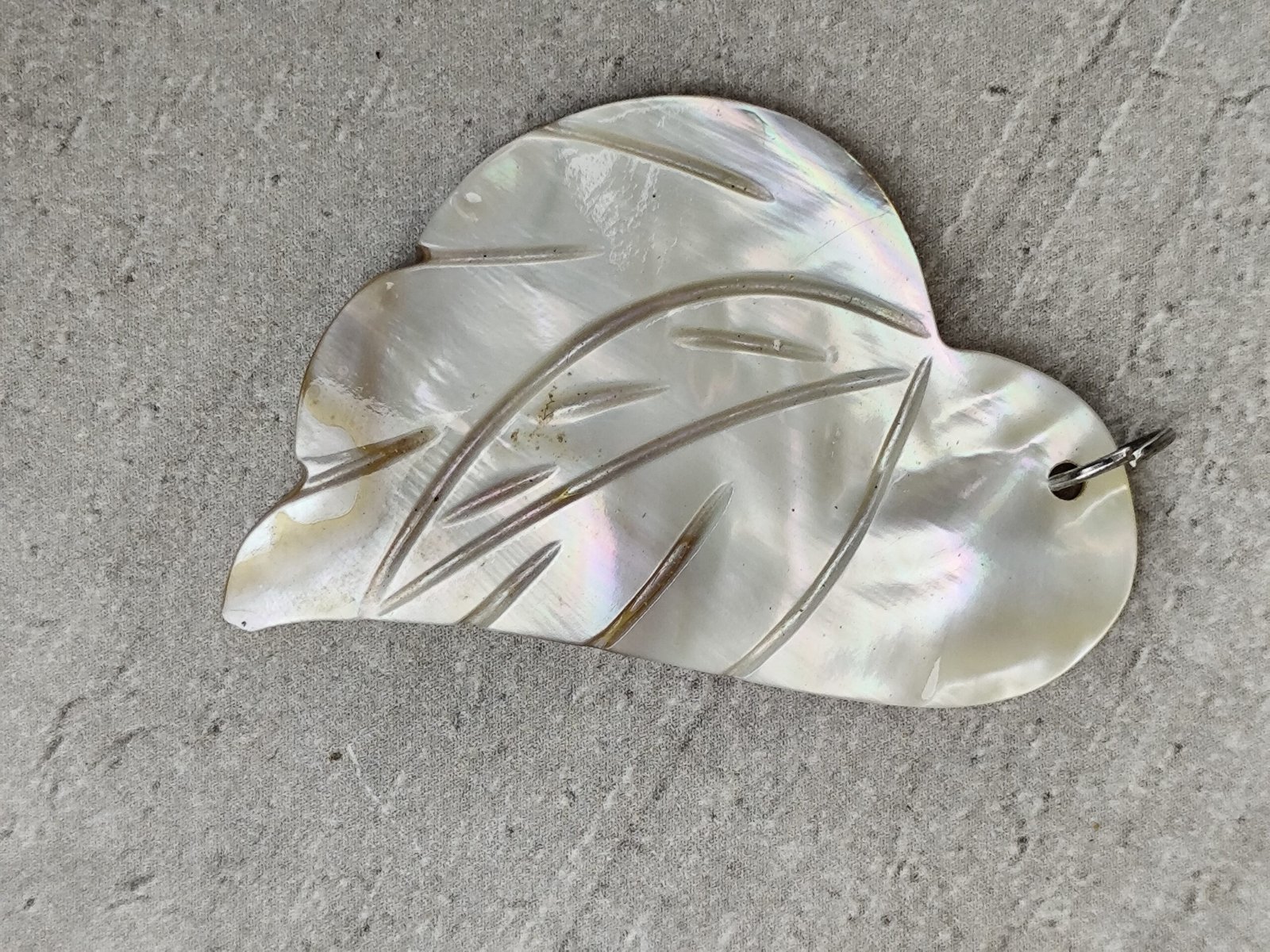 Pendentif Feuille en Nacre Naturelle Sculptée – Reflets Irisés – Vintage Chic – Image 2