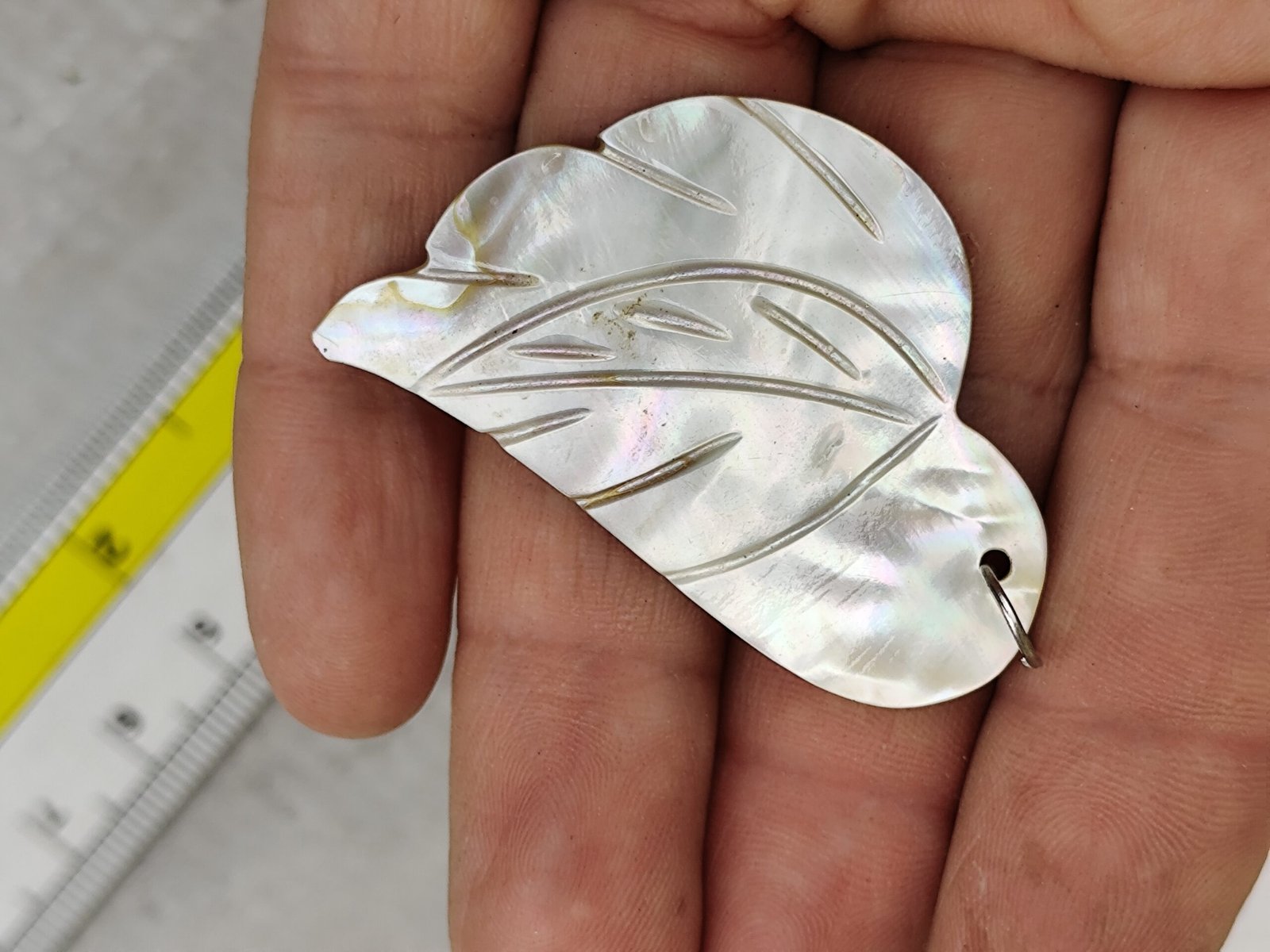 Pendentif Feuille en Nacre Naturelle Sculptée – Reflets Irisés – Vintage Chic – Image 4