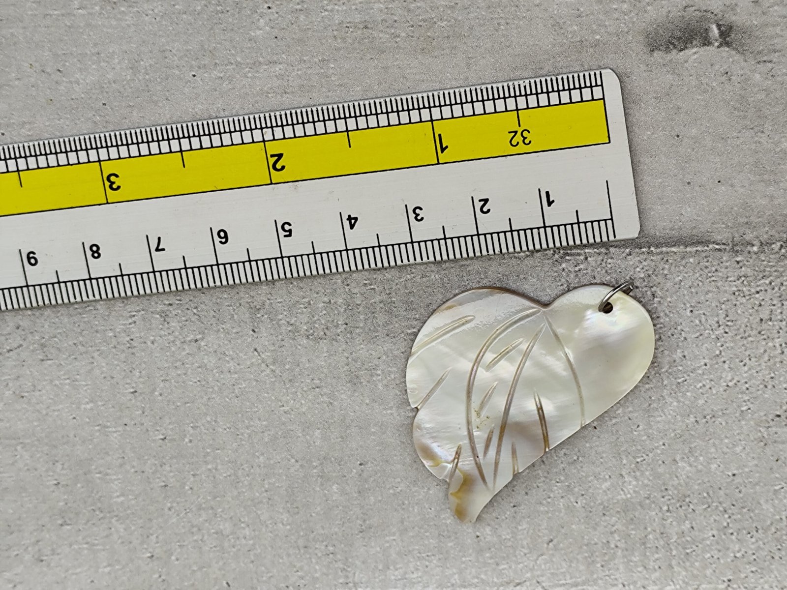 Pendentif Feuille en Nacre Naturelle Sculptée – Reflets Irisés – Vintage Chic – Image 5