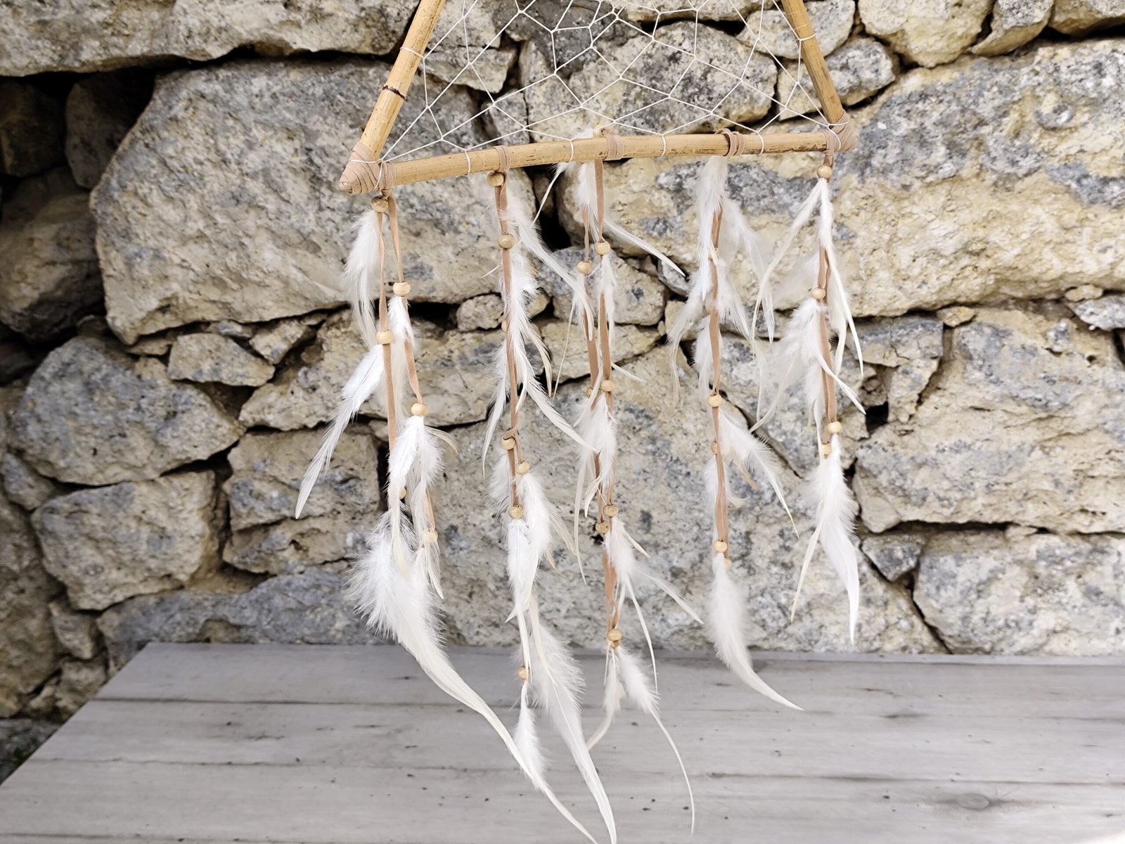 Attrape-rêves Triangle Amérindien - Décoration Murale Bohème avec Plumes Blanches et Perles en Bois - Capteur de Rêves Spirituel Handmade – Image 4