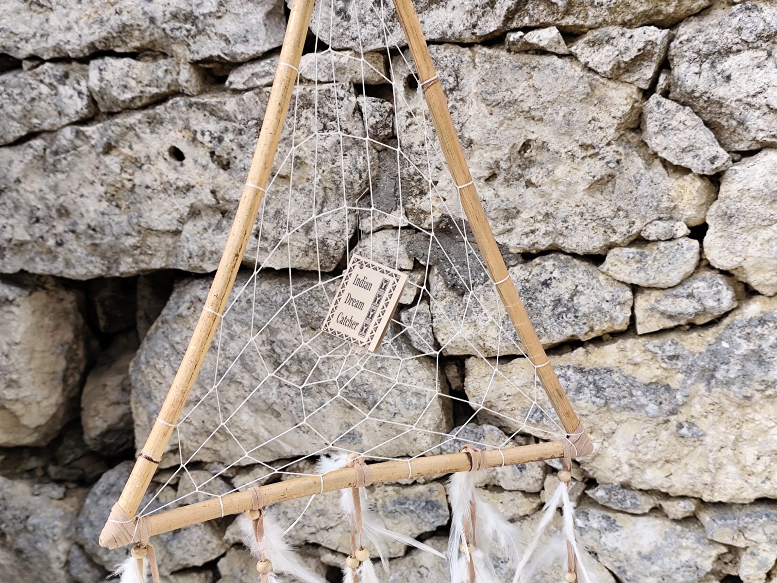Attrape-rêves Triangle Amérindien - Décoration Murale Bohème avec Plumes Blanches et Perles en Bois - Capteur de Rêves Spirituel Handmade – Image 5
