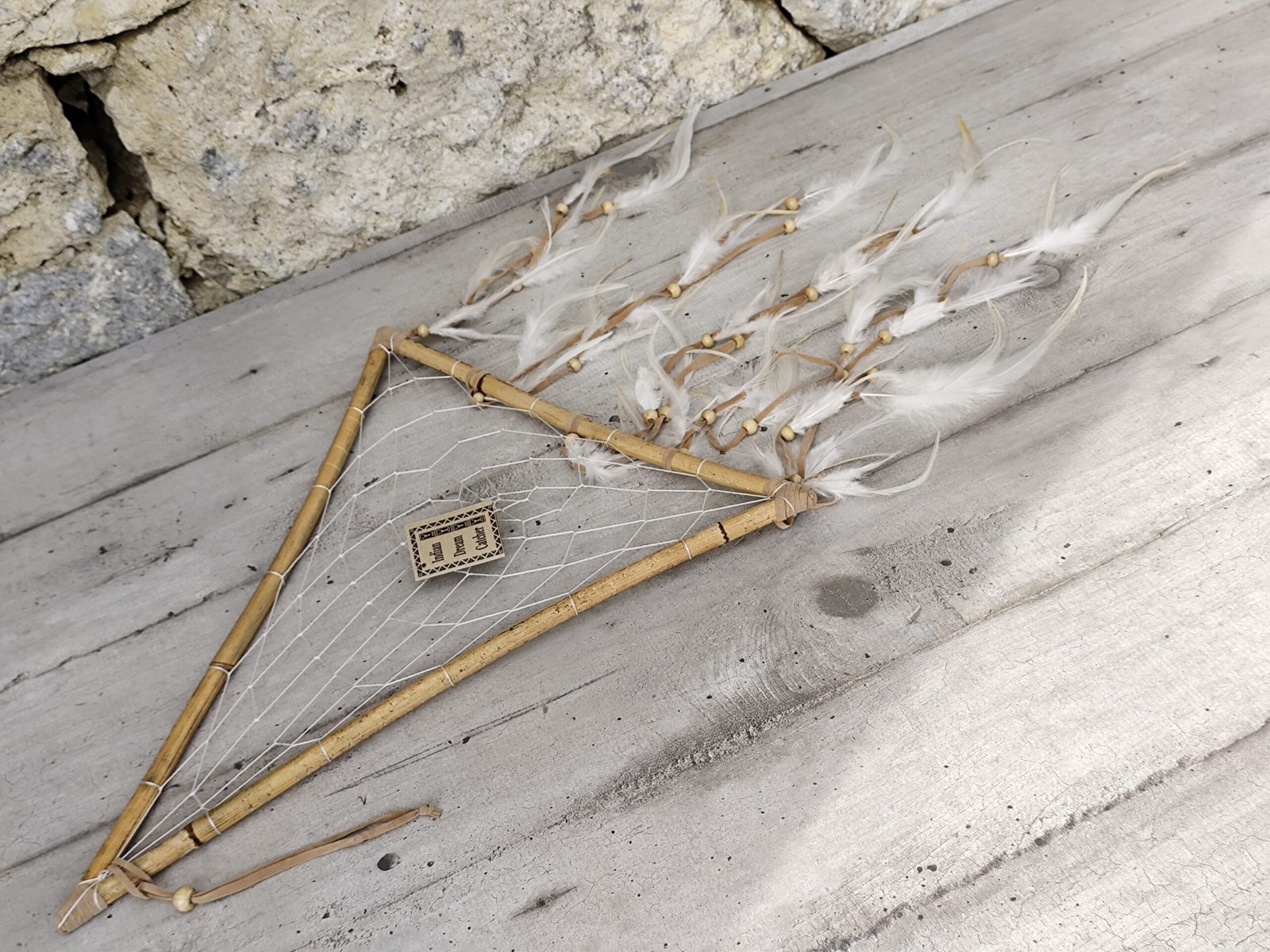 Attrape-rêves Triangle Amérindien - Décoration Murale Bohème avec Plumes Blanches et Perles en Bois - Capteur de Rêves Spirituel Handmade – Image 11