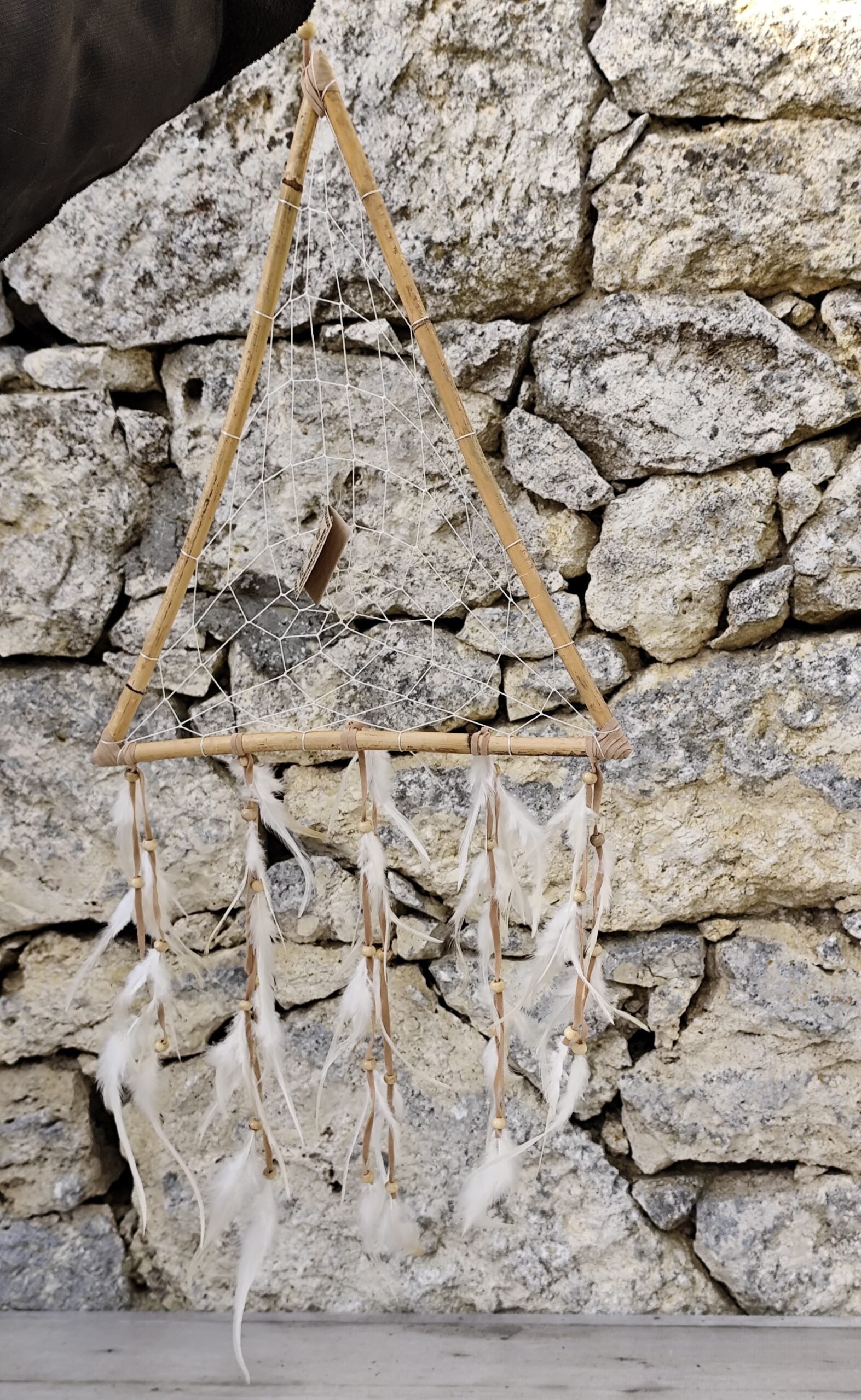 Attrape-rêves Triangle Amérindien - Décoration Murale Bohème avec Plumes Blanches et Perles en Bois - Capteur de Rêves Spirituel Handmade – Image 2
