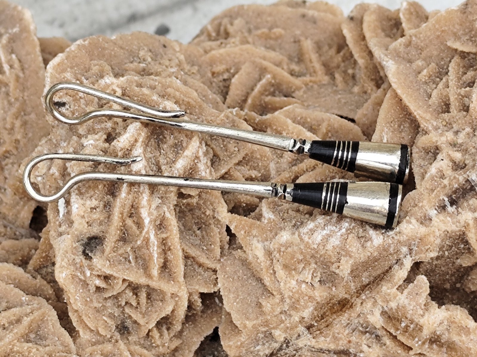 Boucles d'Oreilles Pendantes Touareg Amazigh en Métal Argenté et Ébène – Bijou Artisanal Nomade & Tribal – Image 4