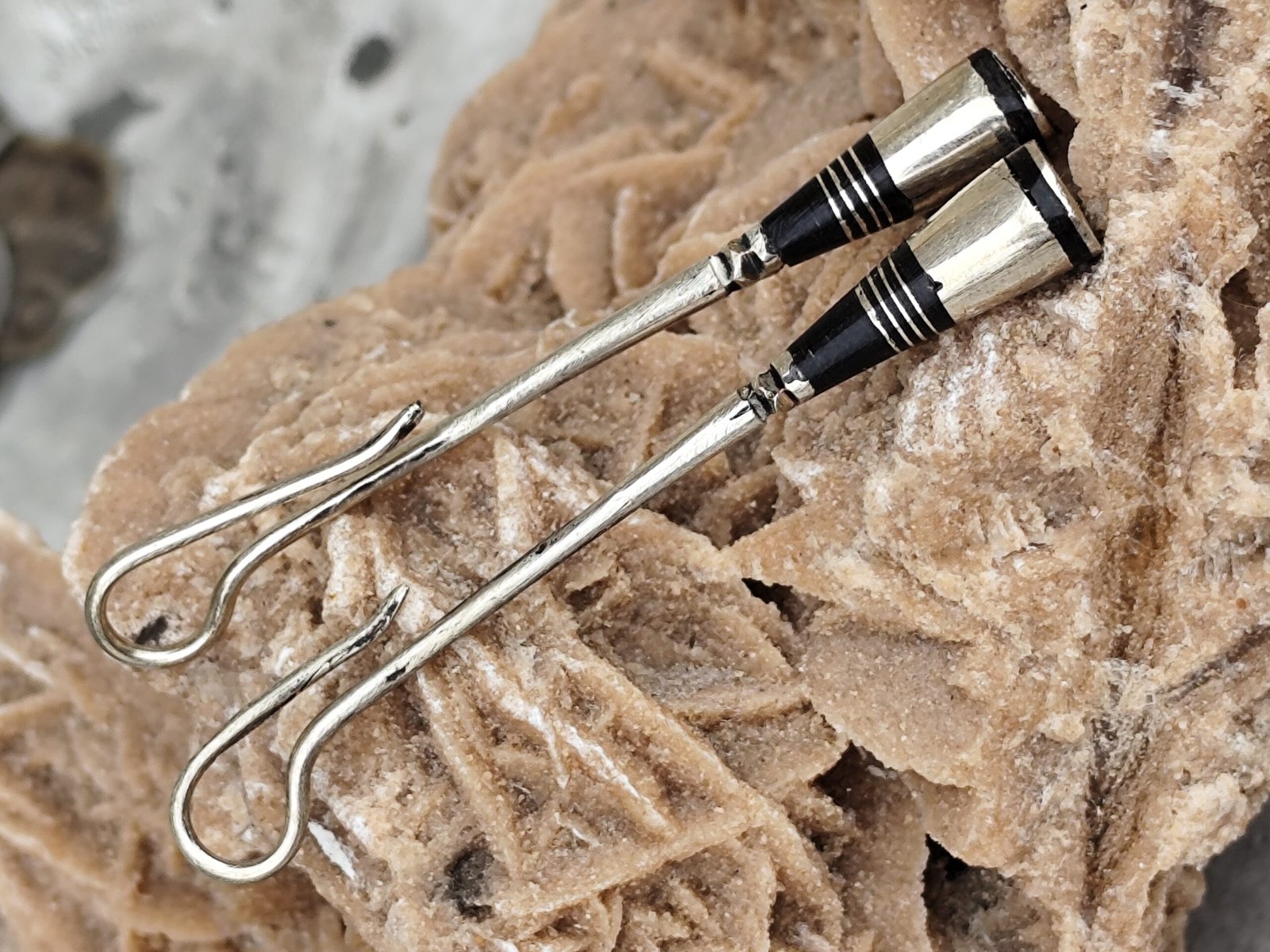 Boucles d'Oreilles Pendantes Touareg Amazigh en Métal Argenté et Ébène – Bijou Artisanal Nomade & Tribal – Image 5