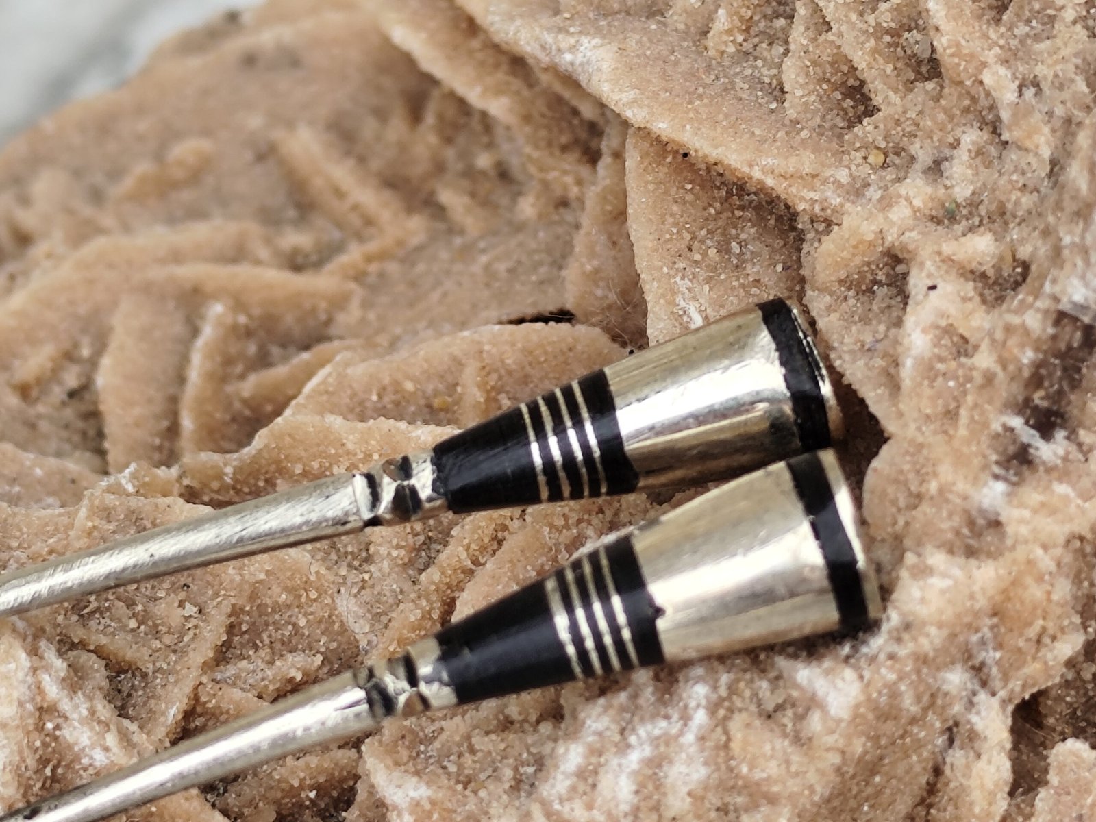 Boucles d'Oreilles Pendantes Touareg Amazigh en Métal Argenté et Ébène – Bijou Artisanal Nomade & Tribal – Image 6