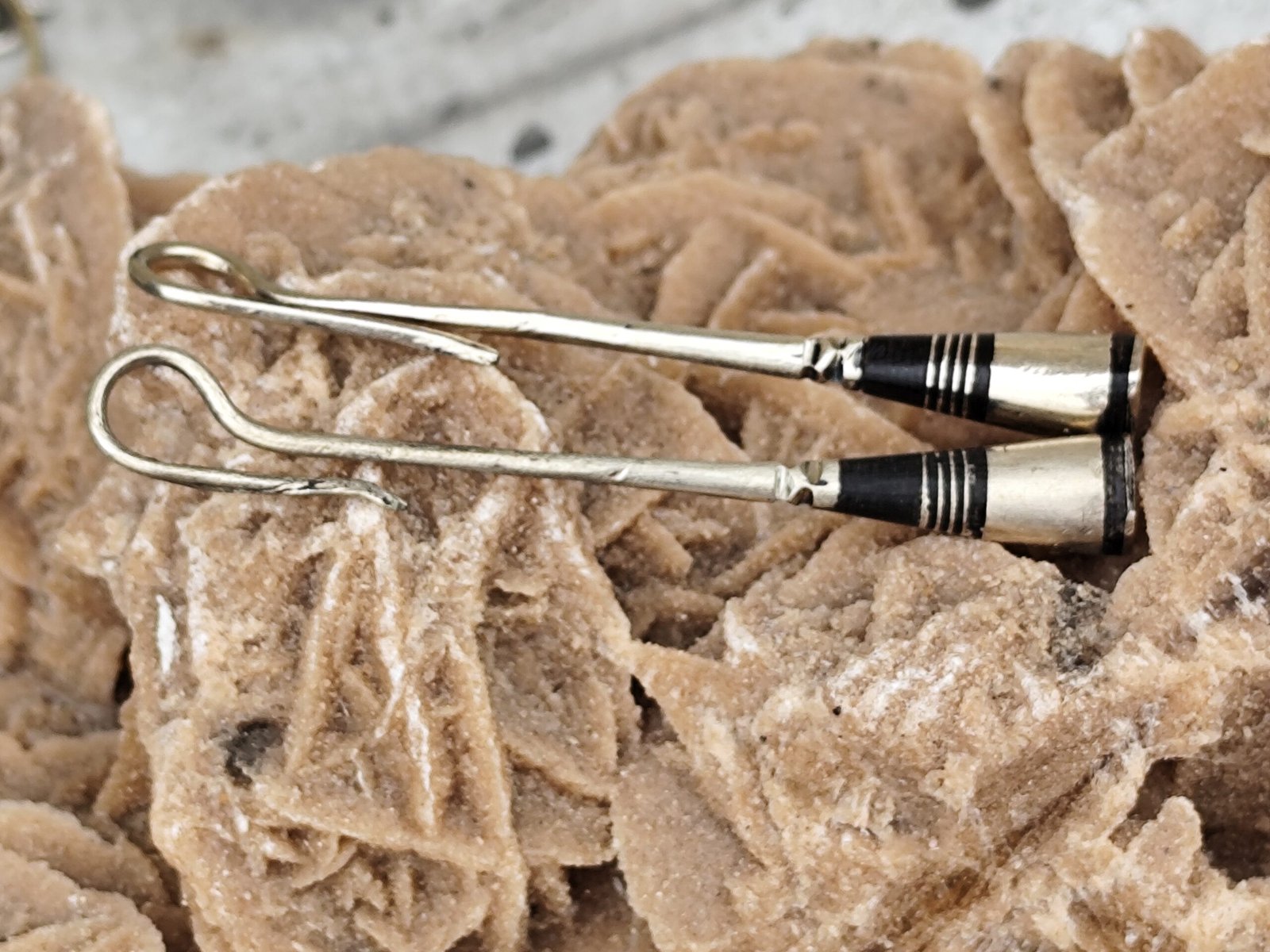Boucles d'Oreilles Pendantes Touareg Amazigh en Métal Argenté et Ébène – Bijou Artisanal Nomade & Tribal – Image 7