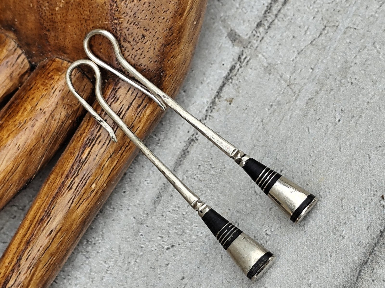 Boucles d'Oreilles Pendantes Touareg Amazigh en Métal Argenté et Ébène – Bijou Artisanal Nomade & Tribal