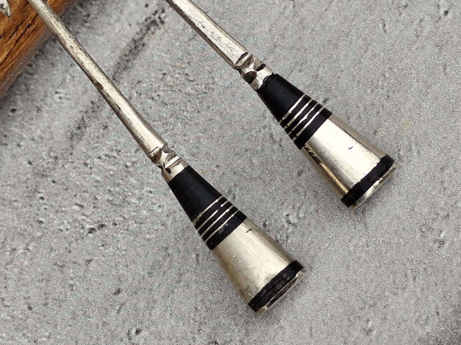 Boucles d'Oreilles Pendantes Touareg Amazigh en Métal Argenté et Ébène – Bijou Artisanal Nomade & Tribal – Image 2