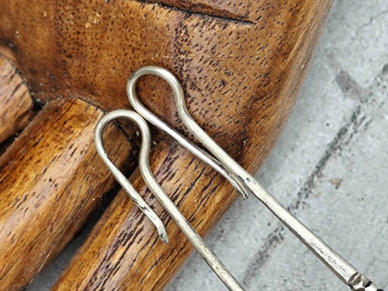 Boucles d'Oreilles Pendantes Touareg Amazigh en Métal Argenté et Ébène – Bijou Artisanal Nomade & Tribal – Image 3