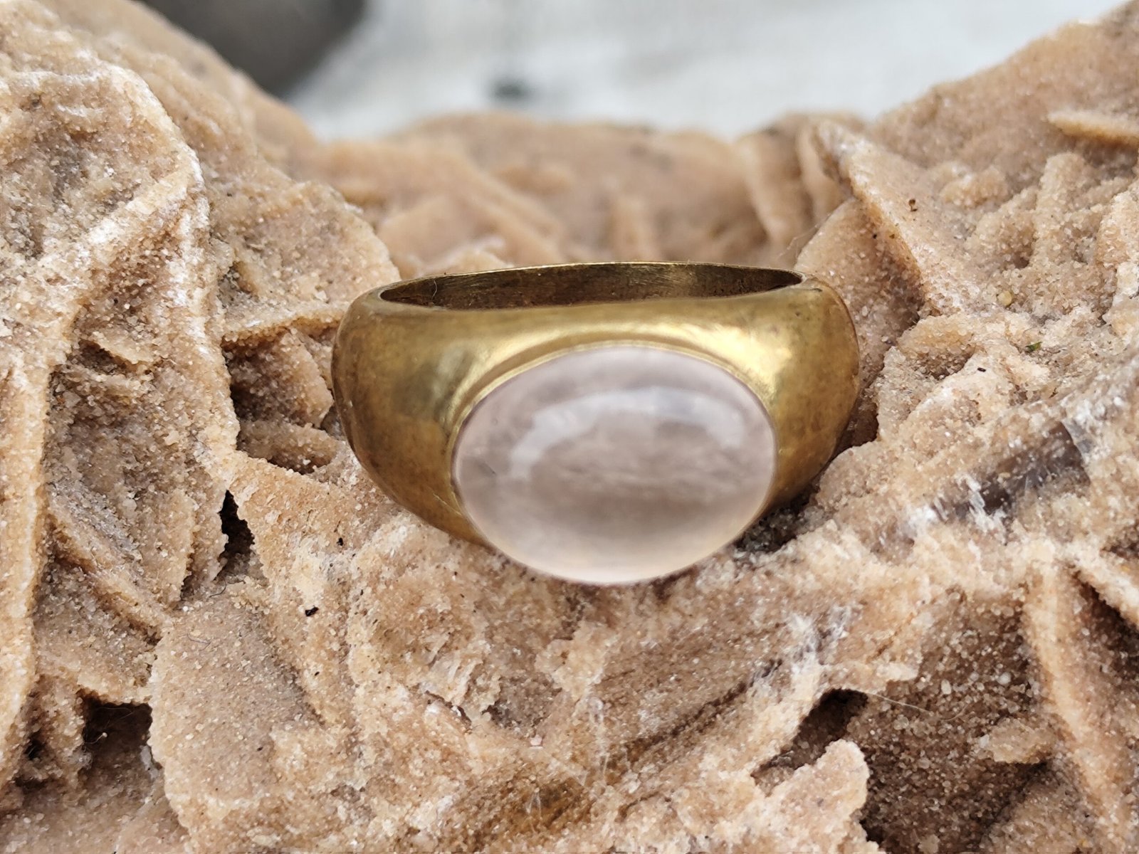 Bague Chevalière Vintage en Laiton Doré Patiné Sertie d’un Quartz Rose Ovale – Bijou Bohème & Ancien – Image 2