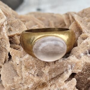 Bague Chevalière Vintage en Laiton Doré Patiné Sertie d’un Quartz Rose Ovale – Bijou Bohème & Ancien