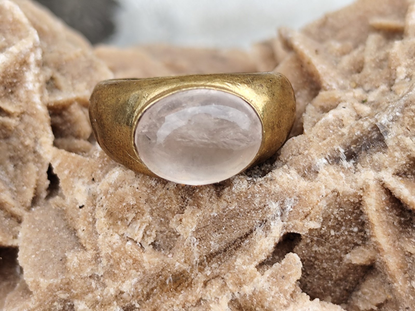 Bague Chevalière Vintage en Laiton Doré Patiné Sertie d’un Quartz Rose Ovale – Bijou Bohème & Ancien – Image 3