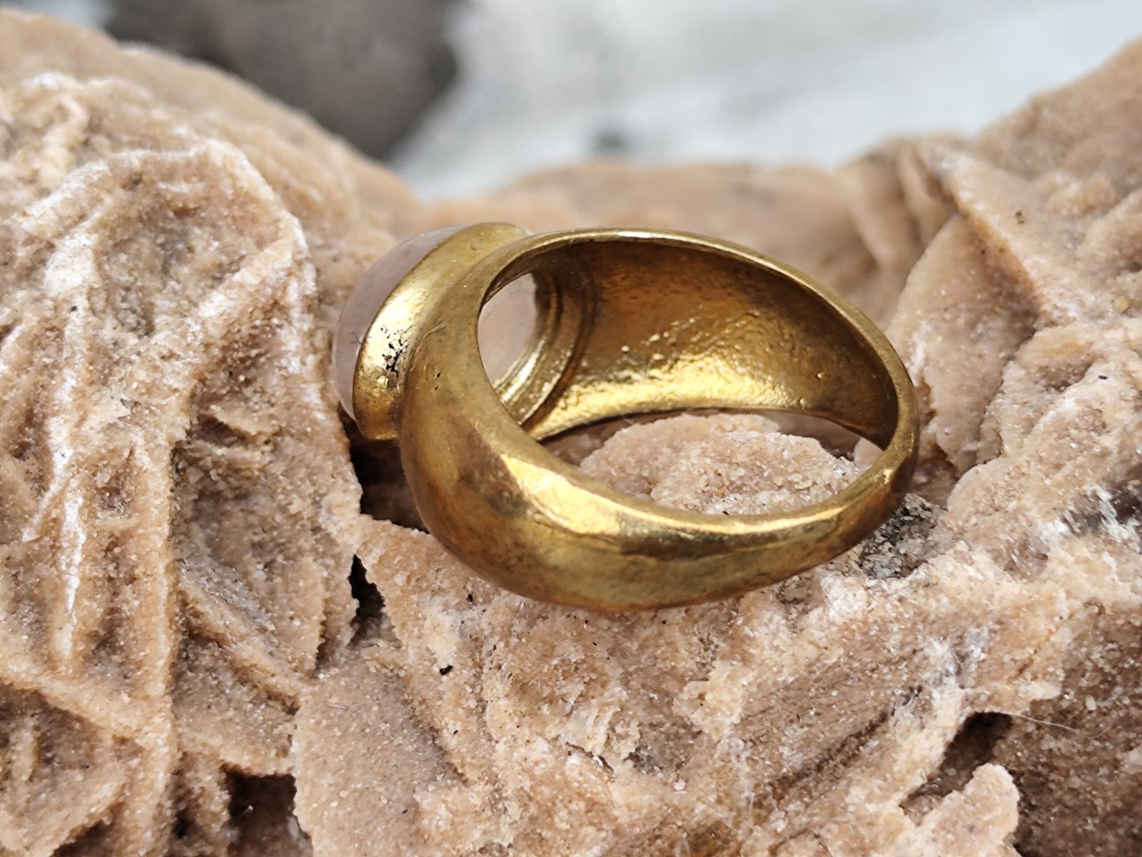 Bague Chevalière Vintage en Laiton Doré Patiné Sertie d’un Quartz Rose Ovale – Bijou Bohème & Ancien – Image 4
