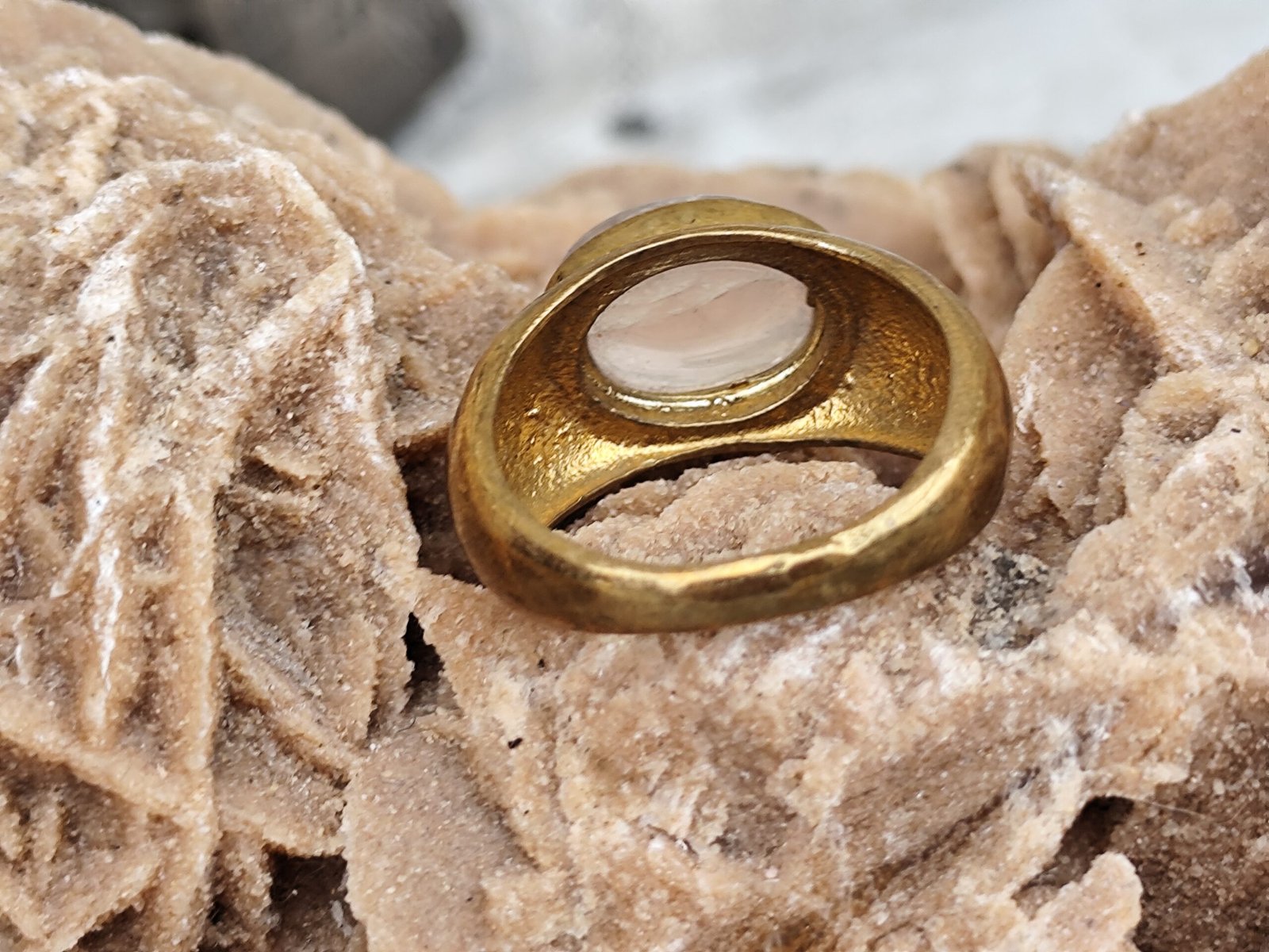 Bague Chevalière Vintage en Laiton Doré Patiné Sertie d’un Quartz Rose Ovale – Bijou Bohème & Ancien – Image 5