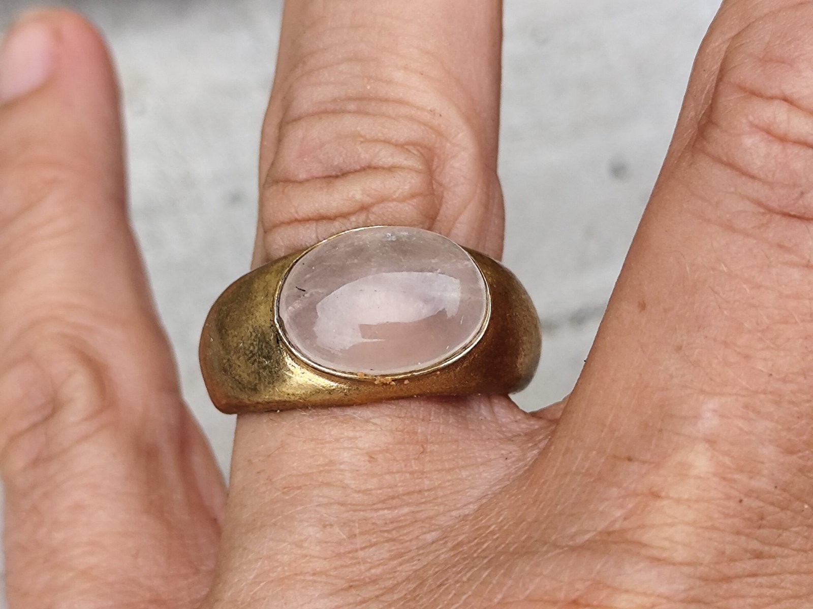 Bague Chevalière Vintage en Laiton Doré Patiné Sertie d’un Quartz Rose Ovale – Bijou Bohème & Ancien – Image 7