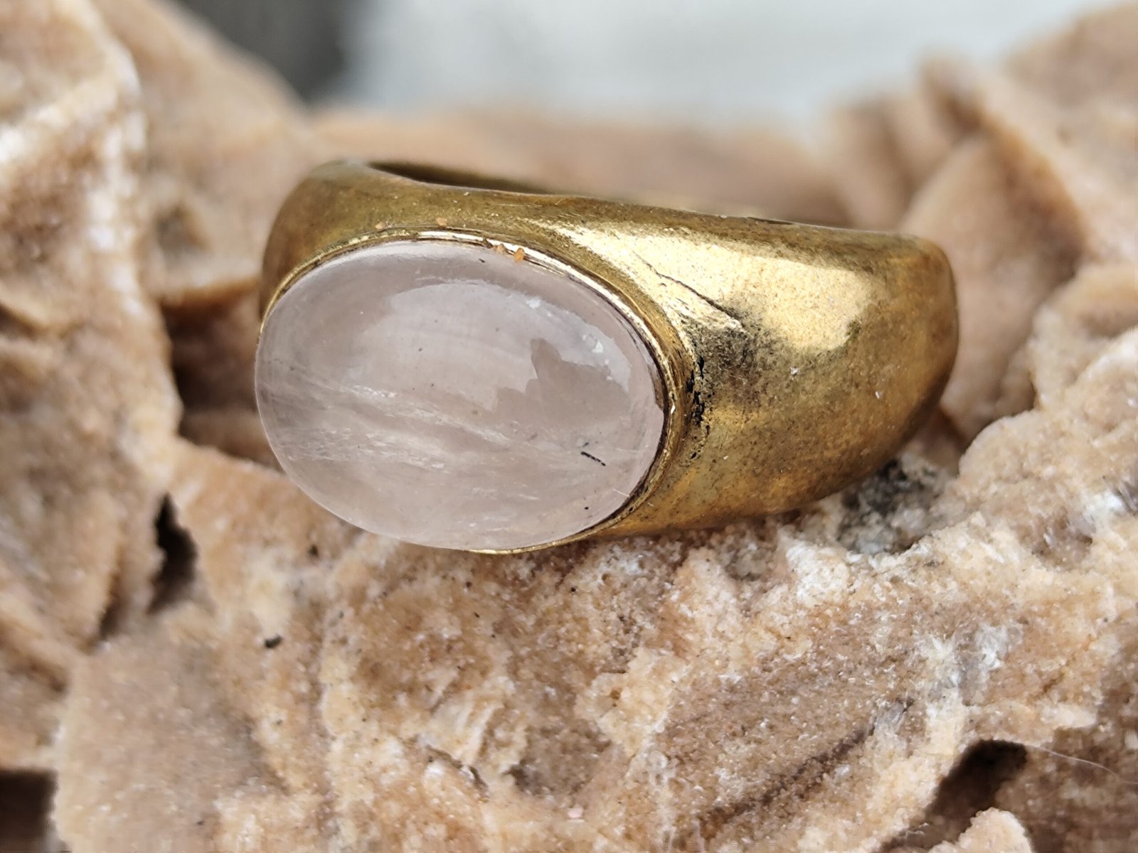 Bague Chevalière Vintage en Laiton Doré Patiné Sertie d’un Quartz Rose Ovale – Bijou Bohème & Ancien – Image 8