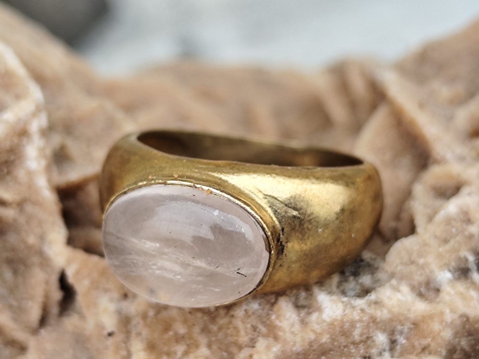 Bague Chevalière Vintage en Laiton Doré Patiné Sertie d’un Quartz Rose Ovale – Bijou Bohème & Ancien – Image 9