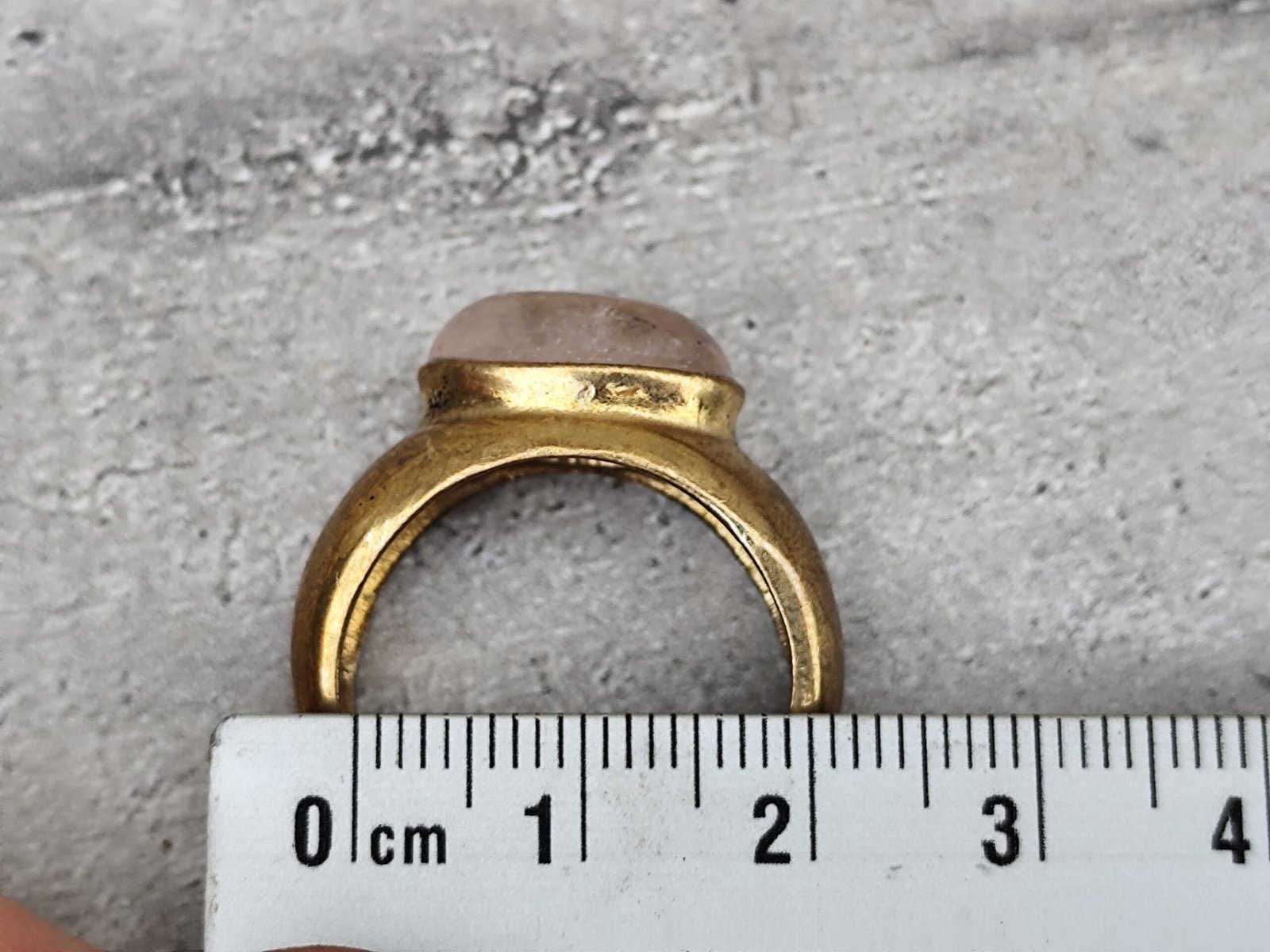 Bague Chevalière Vintage en Laiton Doré Patiné Sertie d’un Quartz Rose Ovale – Bijou Bohème & Ancien – Image 10