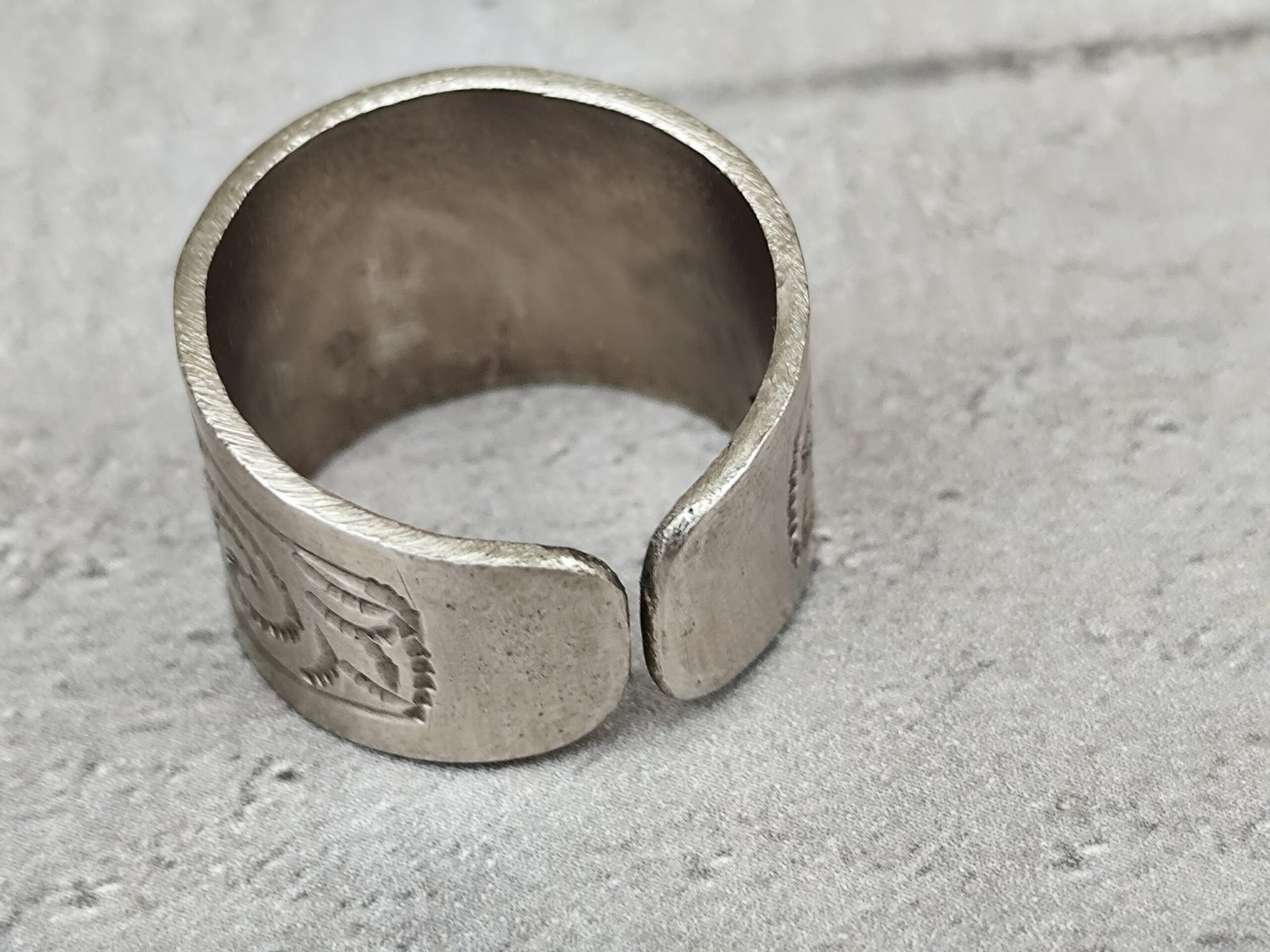 Bague Large Ethnique Laiton Blanc Style Touareg Amazigh Gravée – Bague Ajustable Femme & Homme – Image 3