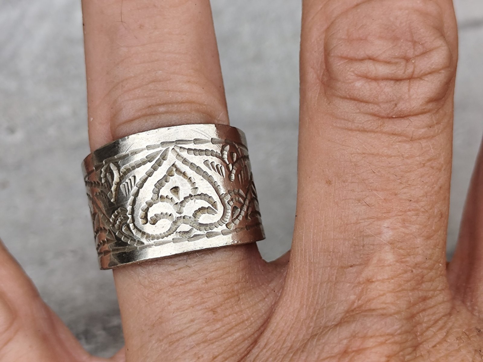Bague Large Ethnique Laiton Blanc Style Touareg Amazigh Gravée – Bague Ajustable Femme & Homme – Image 4