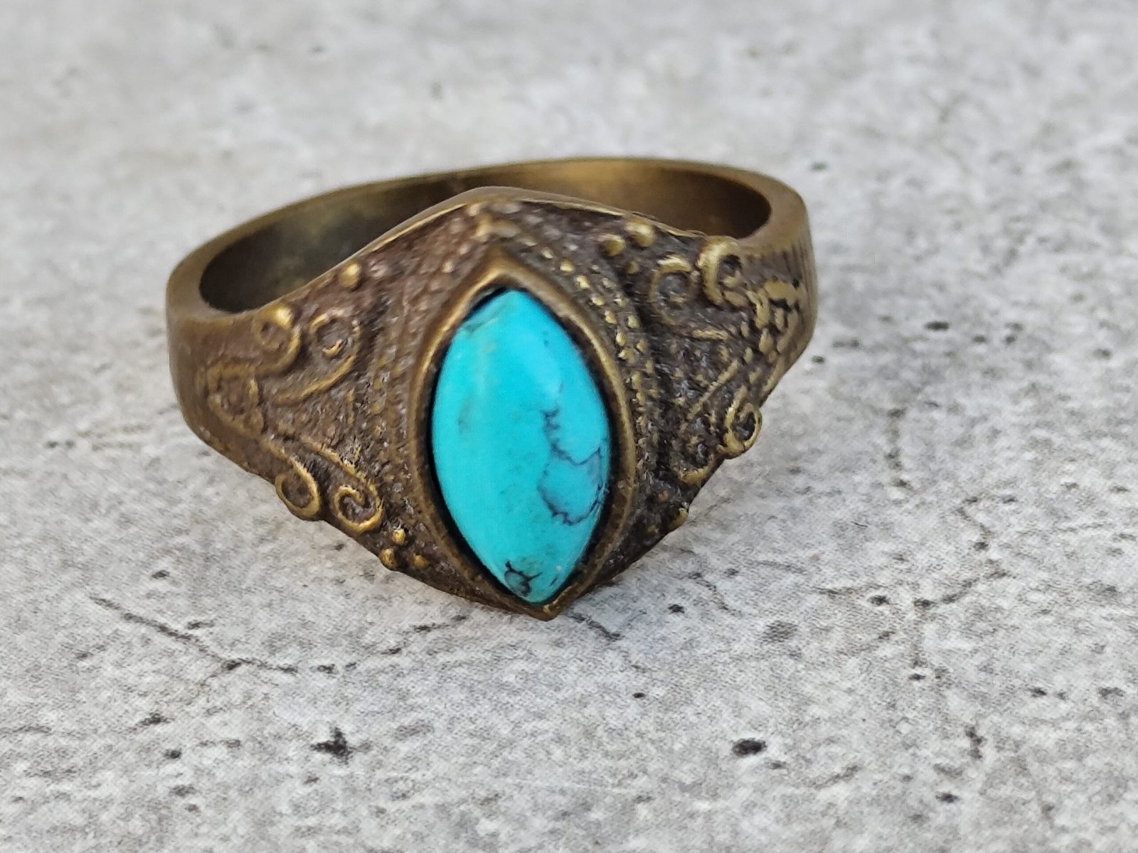 Bague Femme Laiton Doré et Pierre Turquoise Navette – Bijou Style Bohème Ethnique Vintage