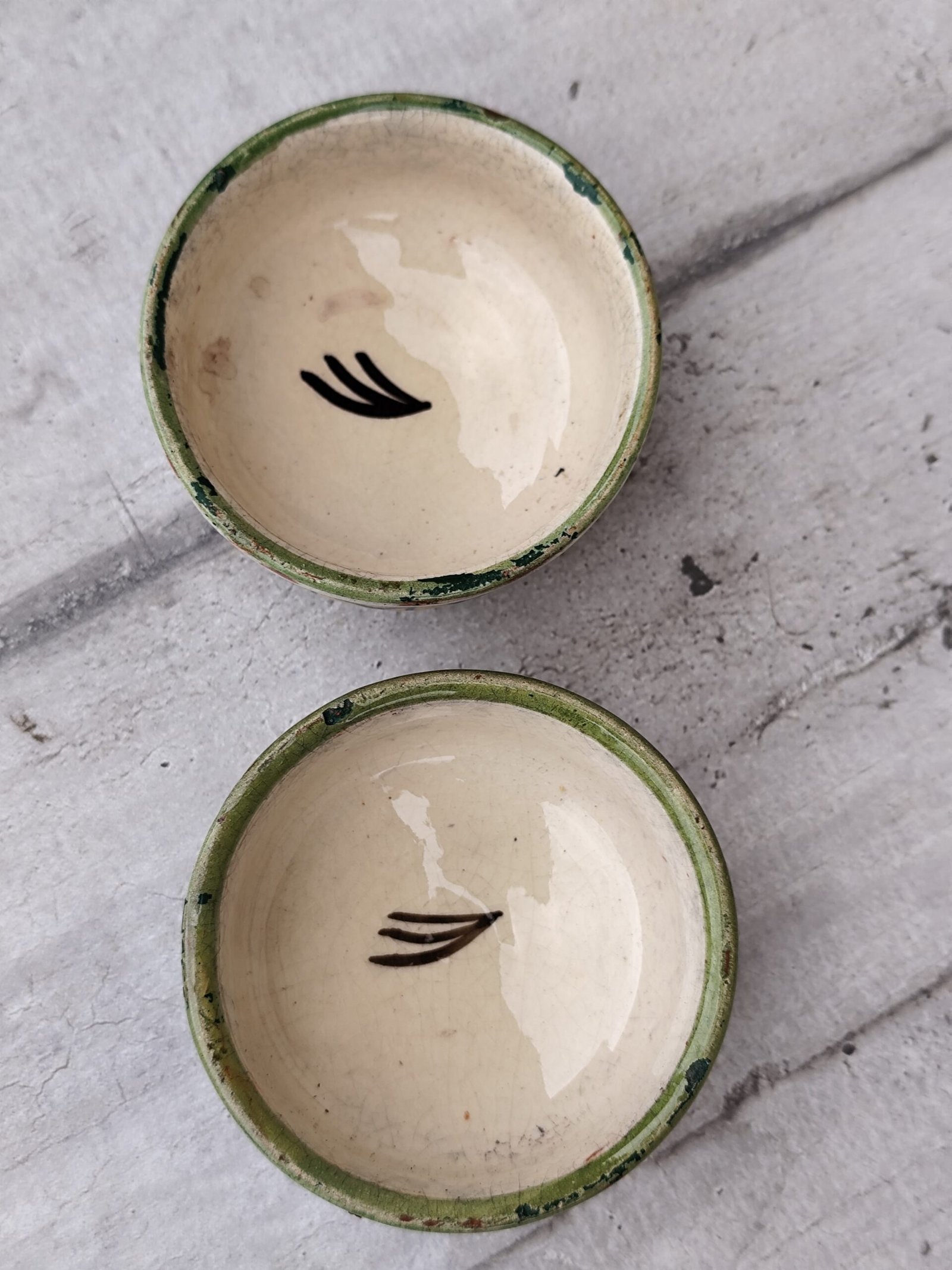 Duo de petits bols en céramique vintage, vide-poches ou coupelles apéritif rétro, motifs poissons peints main, art populaire, déco rustique – Image 3