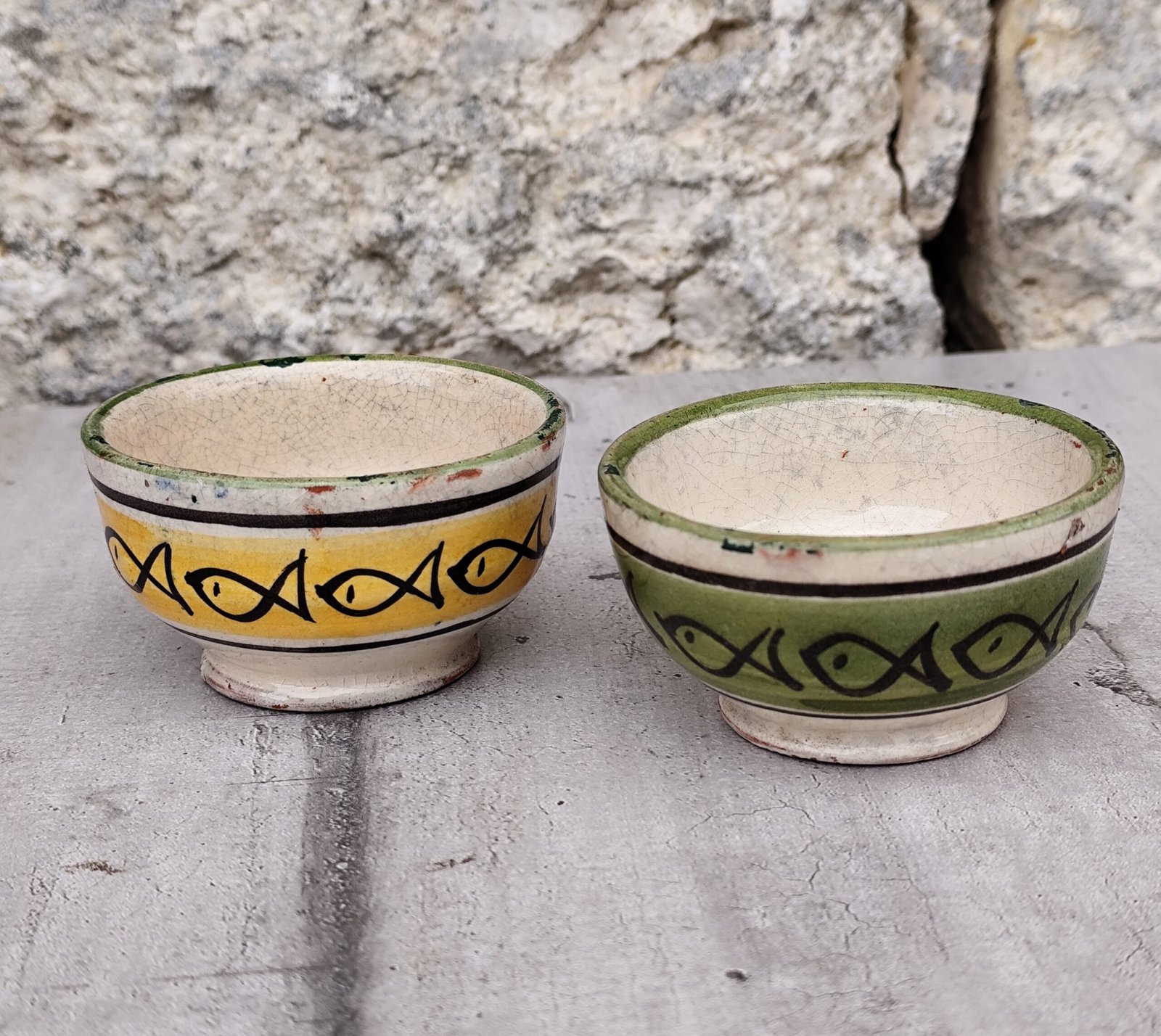 Duo de petits bols en céramique vintage, vide-poches ou coupelles apéritif rétro, motifs poissons peints main, art populaire, déco rustique